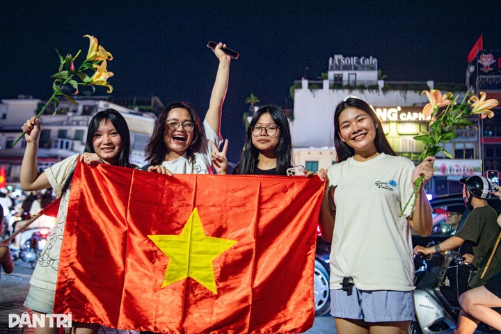 Vietnamese fans flood streets to celebrate U23 team's ASEAN victory - 6