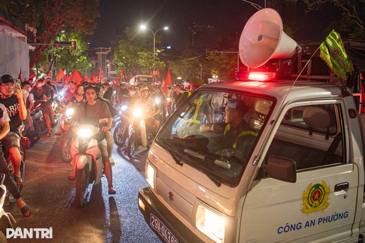 Vietnamese fans flood streets to celebrate U23 team's ASEAN victory - 10
