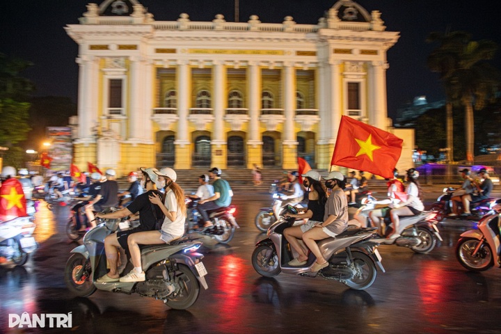 Vietnamese fans flood streets to celebrate U23 team's ASEAN victory - 5