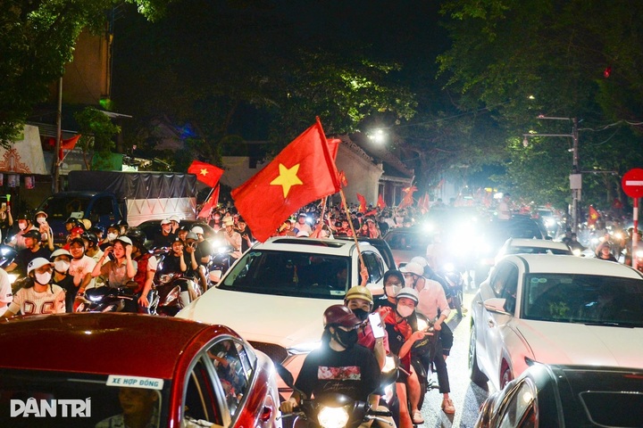 Vietnamese fans flood streets to celebrate U23 team's ASEAN victory - 4