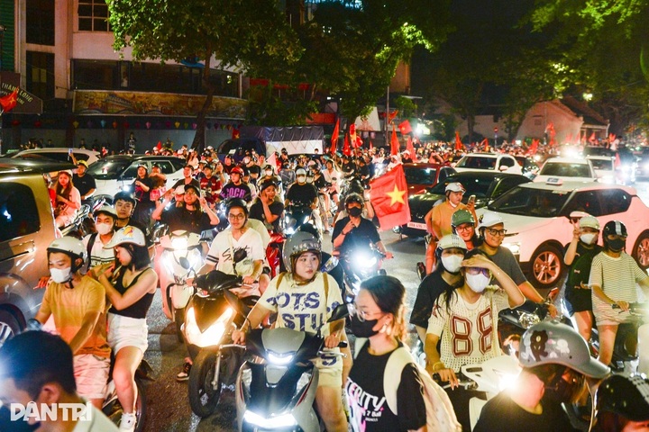 Vietnamese fans flood streets to celebrate U23 team's ASEAN victory - 3