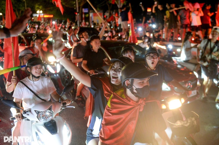 Vietnamese fans flood streets to celebrate U23 team's ASEAN victory - 7