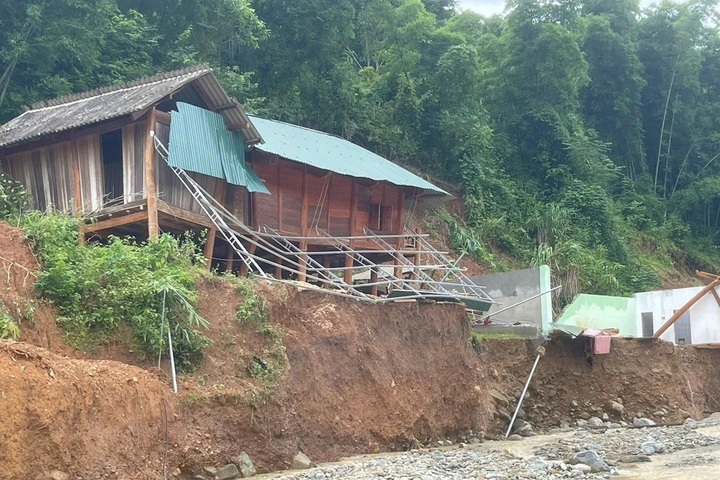 Flood-hit residents in Nghe An shelter in temporary tents amid ruins - 2 Flood-hit residents in Nghe An shelter in temporary tents amid ruins - 2