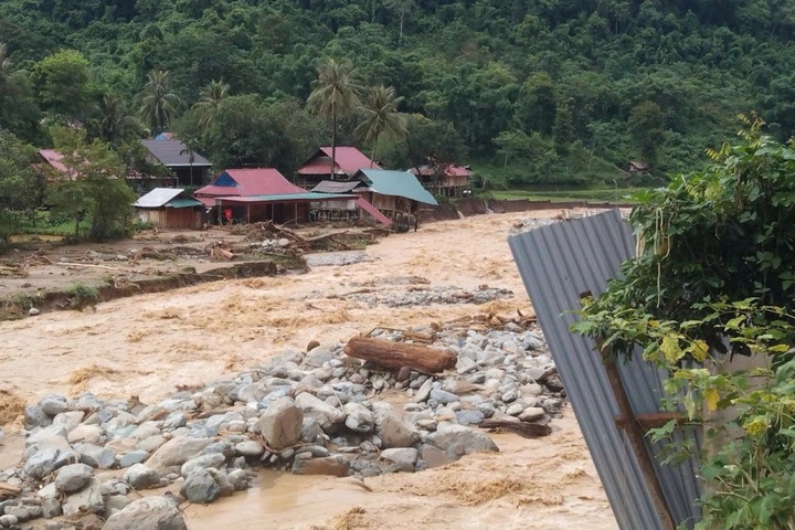 Flood-hit residents in Nghe An shelter in temporary tents amid ruins - 1 Flood-hit residents in Nghe An shelter in temporary tents amid ruins - 1