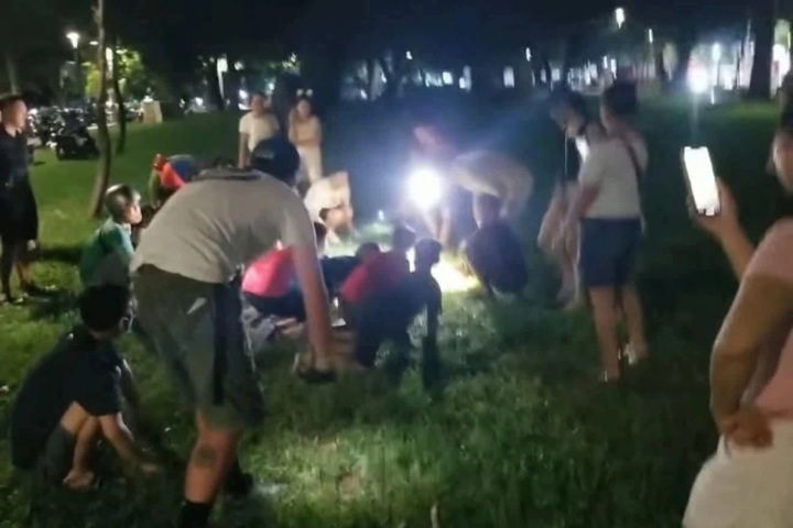 Foreign couple loses diamond ring in Hue, locals rush to help - 1