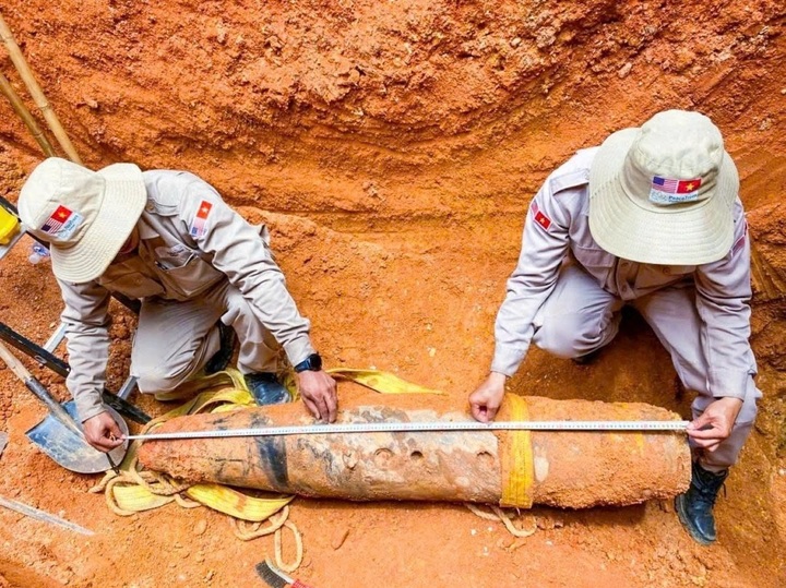 Large unexploded wartime bomb handled at Quang Tri airport - 1