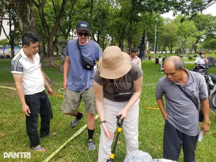 New Zealand couple seeks lost diamond ring in Hue park - 1 New Zealand couple seeks lost diamond ring in Hue park - 1