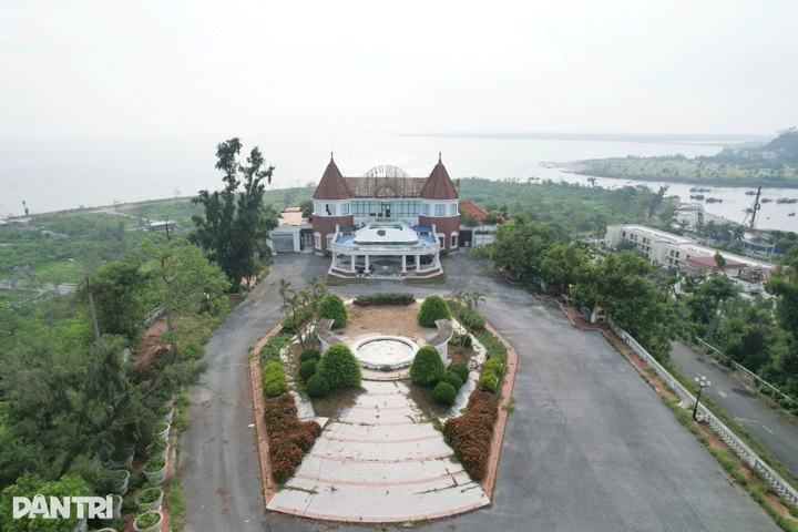 Abandoned Do Son casino lies in disrepair - 1