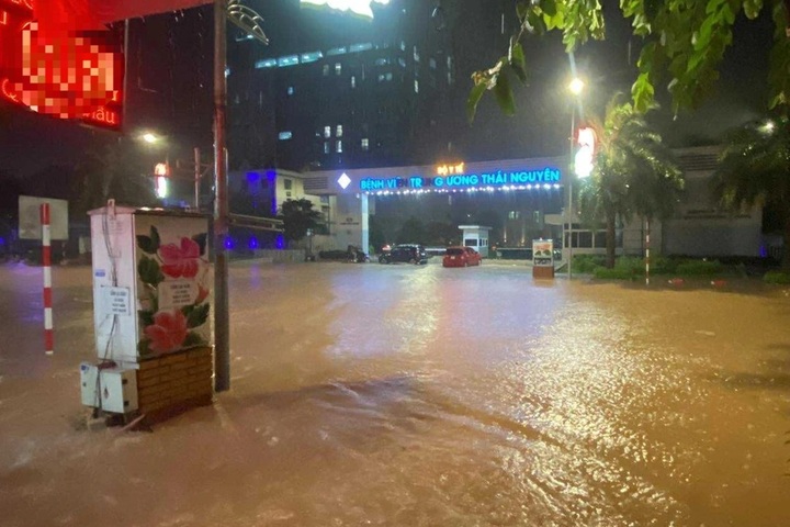 Thai Nguyen flooded again, residents use boats to travel - 1