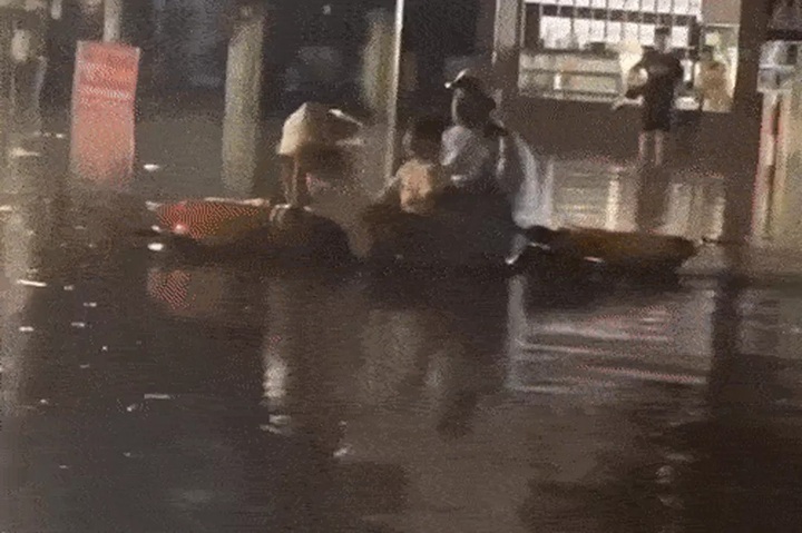 Thai Nguyen flooded again, residents use boats to travel - 2