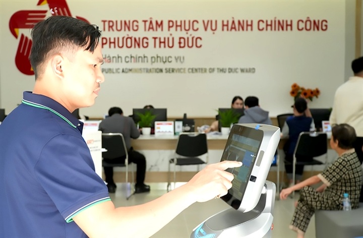 HCM City trials robots for public service delivery - 1 HCM City trials robots for public service delivery - 1