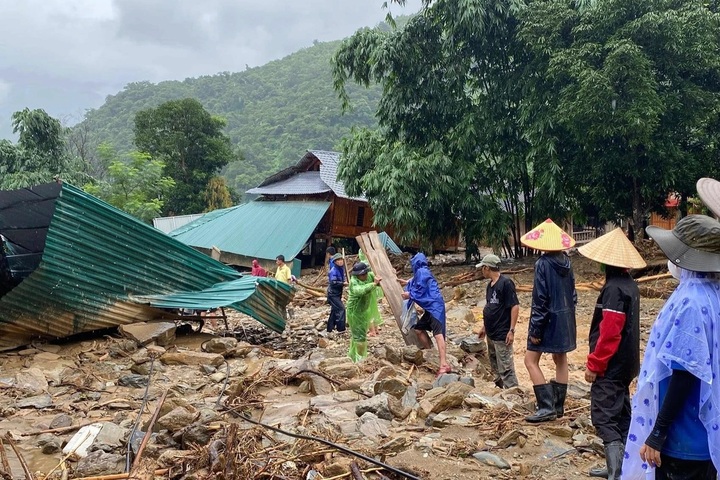 Nghe An flood-hit villagers share relief supplies with Laotian neighbours - 3