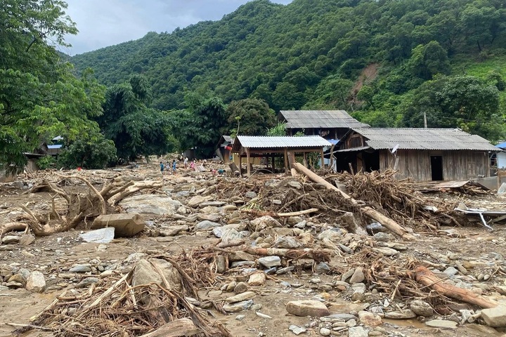 Nghe An flood-hit villagers share relief supplies with Laotian neighbours - 2
