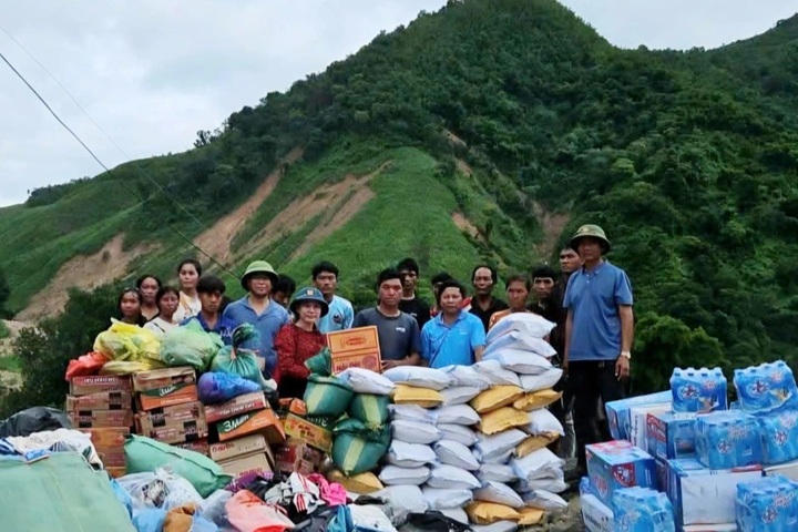 Nghe An flood-hit villagers share relief supplies with Laotian neighbours - 1