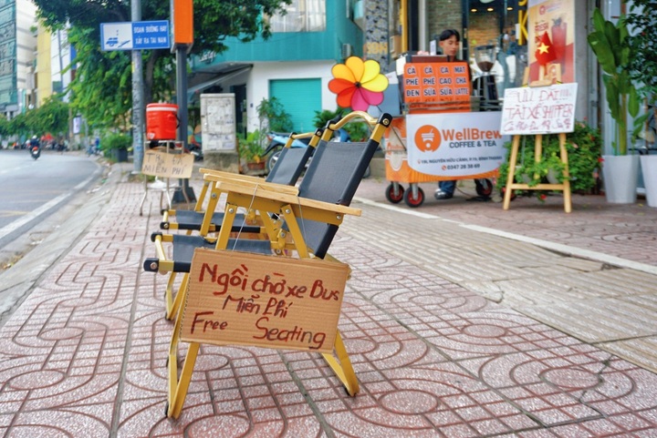 HCM City café offers free seating and iced tea to bus riders - 2