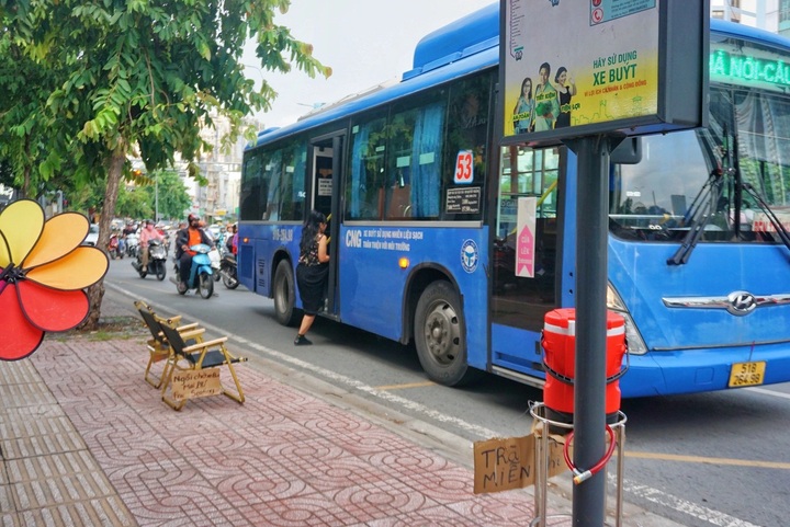 HCM City café offers free seating and iced tea to bus riders - 1