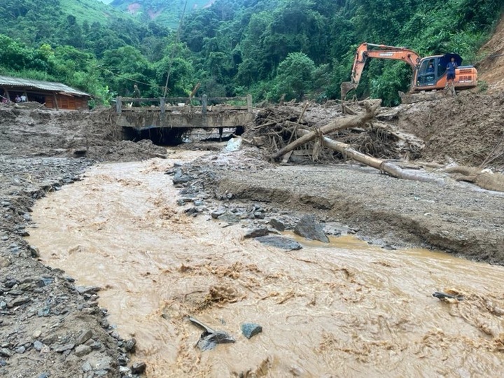 Prime Minister visits flood-hit communities in Dien Bien - 2