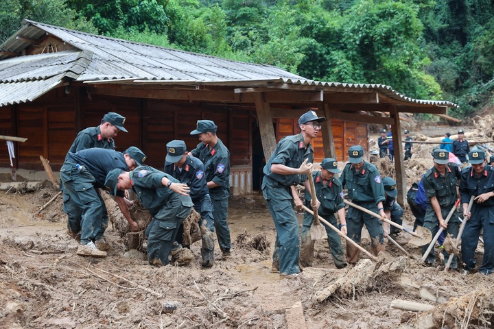 Prime Minister visits flood-hit communities in Dien Bien - 3