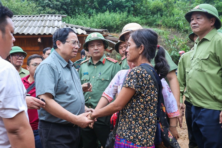 Prime Minister visits flood-hit communities in Dien Bien - 10