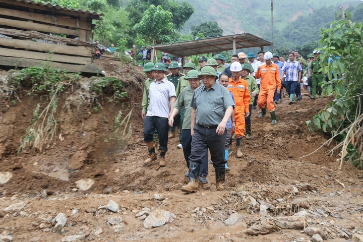 Prime Minister visits flood-hit communities in Dien Bien - 1