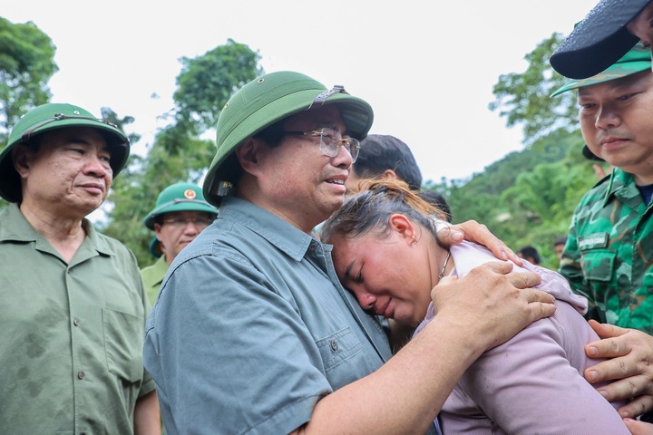 Prime Minister visits flood-hit communities in Dien Bien - 6