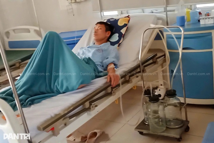 Elderly couple in Thai Nguyen seeks help for critically ill son - 3