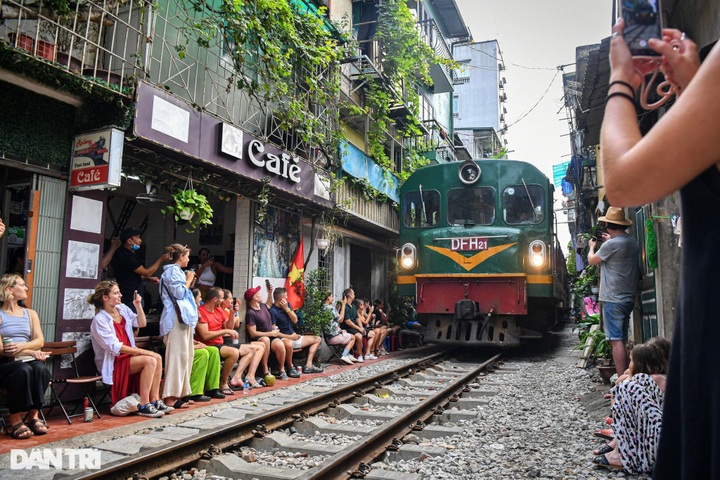 Hanoi to offer night city tour on double-decker train - 1 Hanoi to offer night city tour on double-decker train - 1