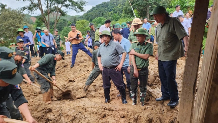 Prime Minister visits flood-hit communities in Dien Bien - 8