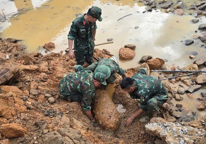 350-kilo unexploded bomb found in flood-hit area of Dien Bien - 1 350-kilo unexploded bomb found in flood-hit area of Dien Bien - 1