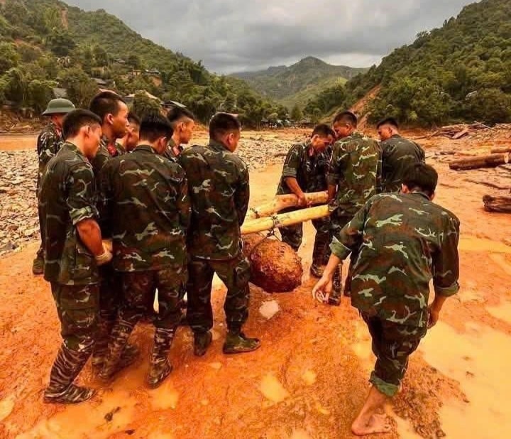 350-kilo unexploded bomb found in flood-hit area of Dien Bien - 2 350-kilo unexploded bomb found in flood-hit area of Dien Bien - 2