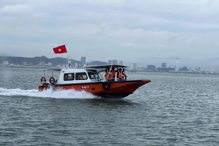 Military medical ship, patrol boats deployed 24/7 in Ha Long Bay - 1 Military medical ship, patrol boats deployed 24/7 in Ha Long Bay - 1