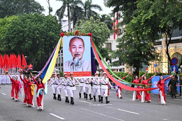 Hanoi police rehearse parade around Hoan Kiem Lake ahead of major events - 3
