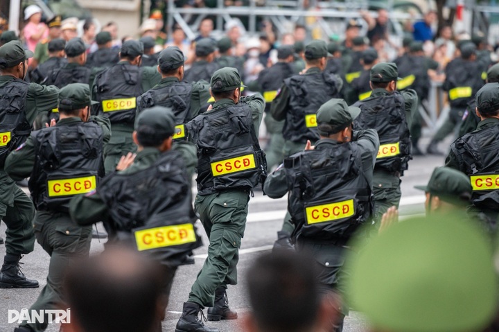 Hanoi police rehearse parade around Hoan Kiem Lake ahead of major events - 9