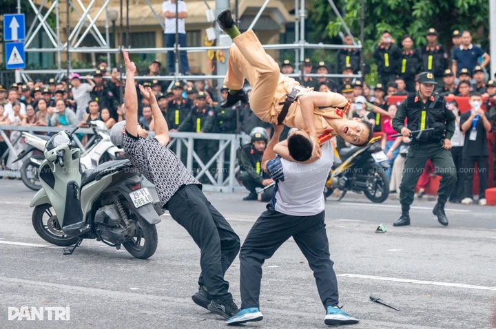 Hanoi police rehearse parade around Hoan Kiem Lake ahead of major events - 10