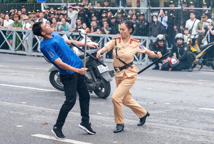 Hanoi police rehearse parade around Hoan Kiem Lake ahead of major events - 11