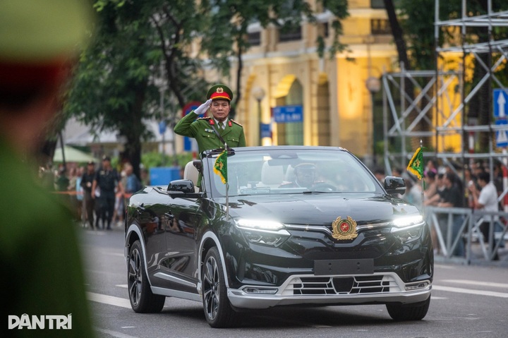 Hanoi police rehearse parade around Hoan Kiem Lake ahead of major events - 2