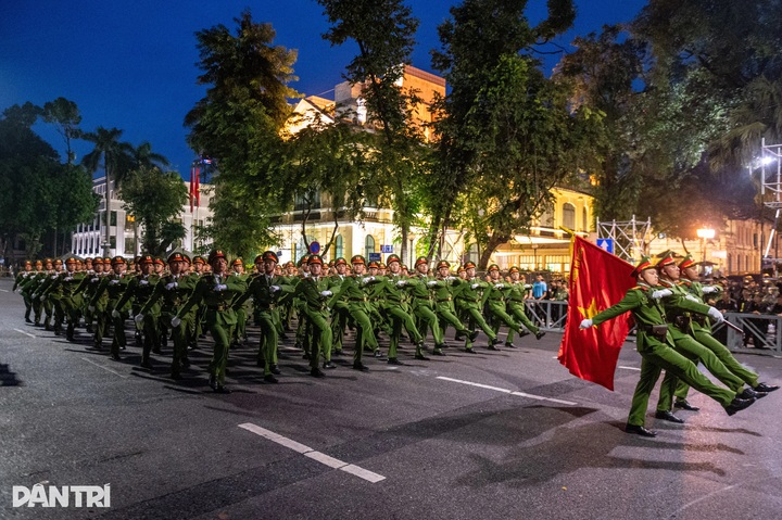 Hanoi police rehearse parade around Hoan Kiem Lake ahead of major events - 1