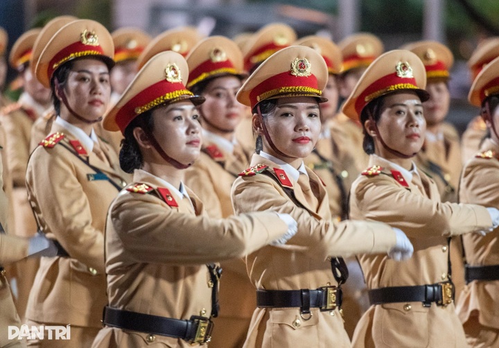 Hanoi police rehearse parade around Hoan Kiem Lake ahead of major events - 4