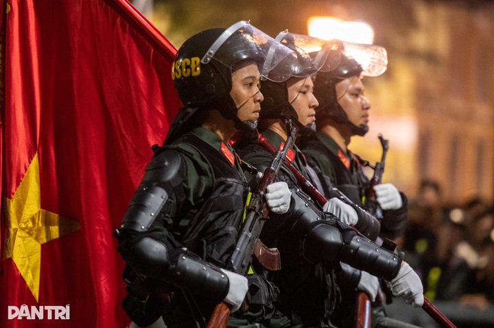 Hanoi police rehearse parade around Hoan Kiem Lake ahead of major events - 5
