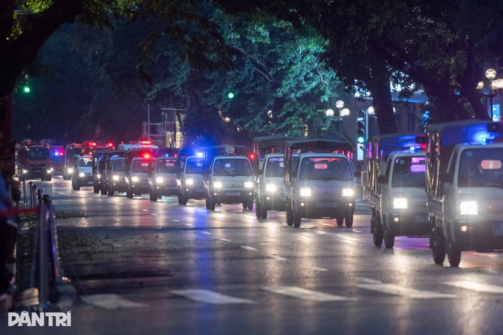 Hanoi police rehearse parade around Hoan Kiem Lake ahead of major events - 6