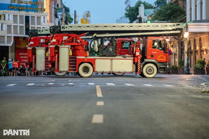Hanoi police rehearse parade around Hoan Kiem Lake ahead of major events - 8