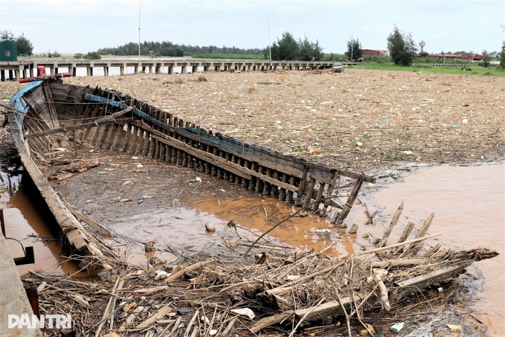 Nearly 700 tonnes of rubbish engulf Ha Tinh fishing port after floods - 6