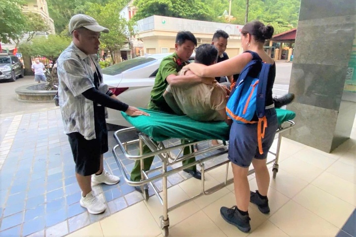 Phu Tho police rescue injured Dutch tourist - 1 Phu Tho police rescue injured Dutch tourist - 1