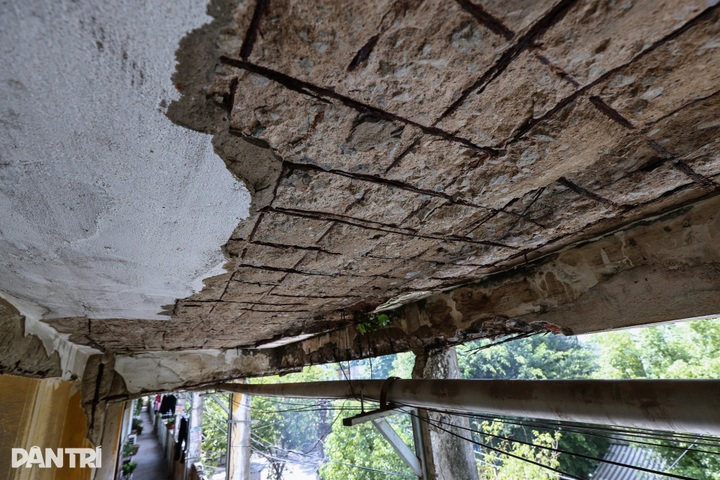 Severely deteriorated apartments in HCM City threaten residents - 3 Severely deteriorated apartments in HCM City threaten residents - 3