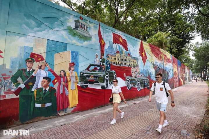 Spectacular mural highlights HCM City street - 1