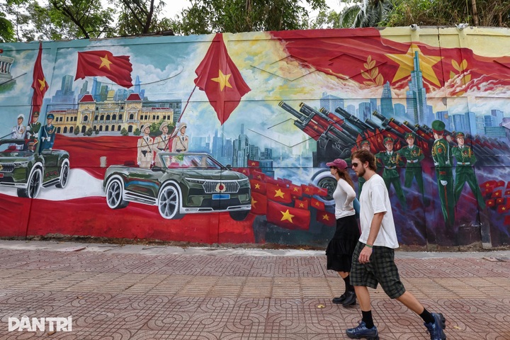 Spectacular mural highlights HCM City street - 2