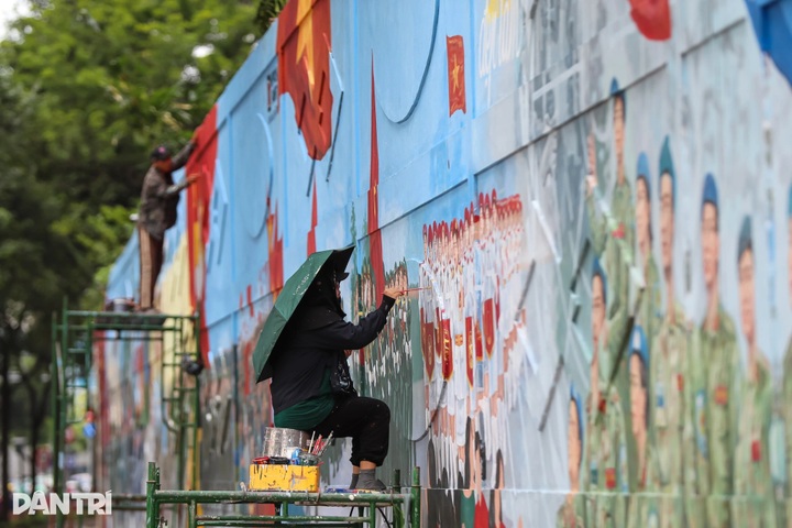 Spectacular mural highlights HCM City street - 4