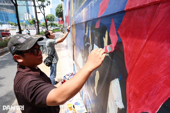 Spectacular mural highlights HCM City street - 5