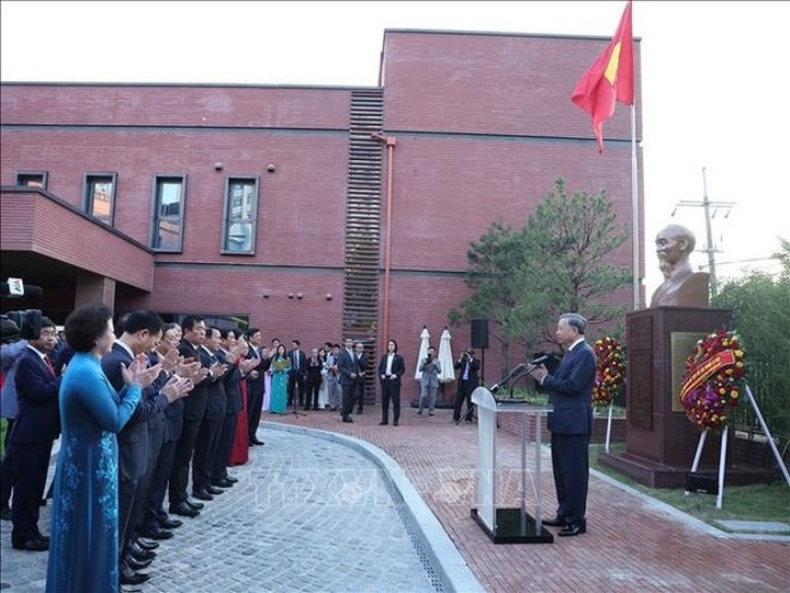President Ho Chi Minh statue inaugurated at Vietnamese Embassy in RoK - 2 President Ho Chi Minh statue inaugurated at Vietnamese Embassy in RoK - 2
