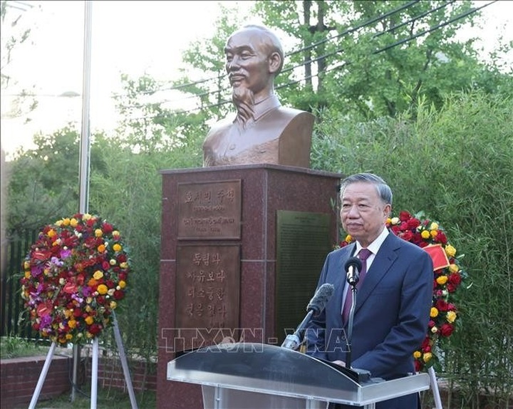 President Ho Chi Minh statue inaugurated at Vietnamese Embassy in RoK - 1 President Ho Chi Minh statue inaugurated at Vietnamese Embassy in RoK - 1